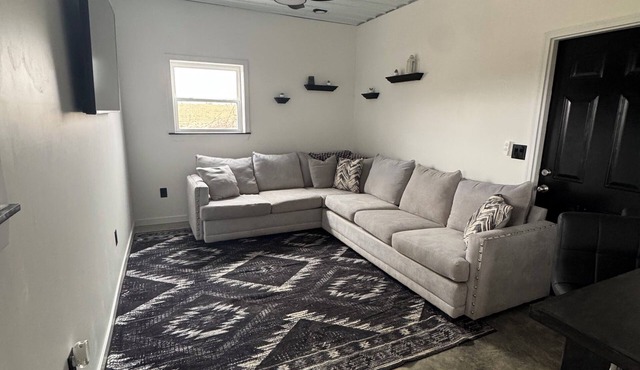 1 Bed/1 Bath Guest House