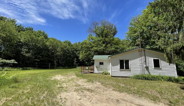 1 bed 1 bath home sleeps 5, 1 hour south of Traverse City MI