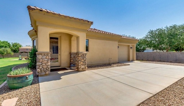 1 Bed/1 Bath Upscale Casita, Sleeps 2/4, Garage, Heated Pool, BBQ, and more.