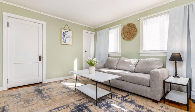 1 Bed/1Bath House-North End DBQ-Near John Deere