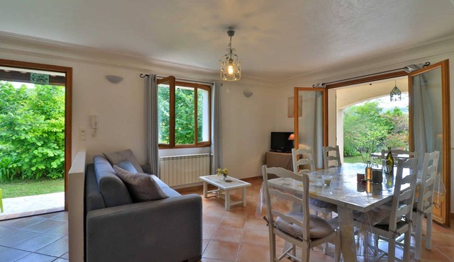 1 Bed Apartment Sleeps 4 -Private Garden & Pets Ok