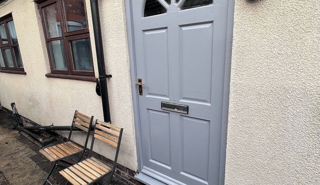 1-Bed Apartment Close to Grantham Town Centre. Sleeps 4 with Garden