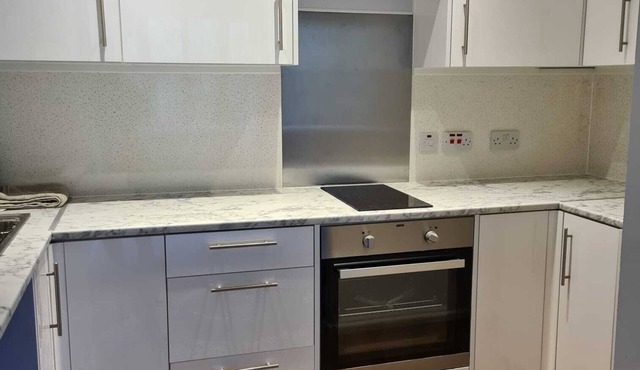 1 Bed Apartment close to the hospital and town centre with private parking