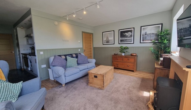 1-Bed Apartment - Sleeps 2 & Private Parking