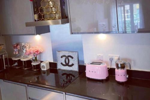 1 Bed Apartment Sleeps 2 - Free Parking