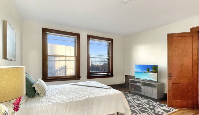 1 Bed Apt on Grand - Walk to 3 Breweries!