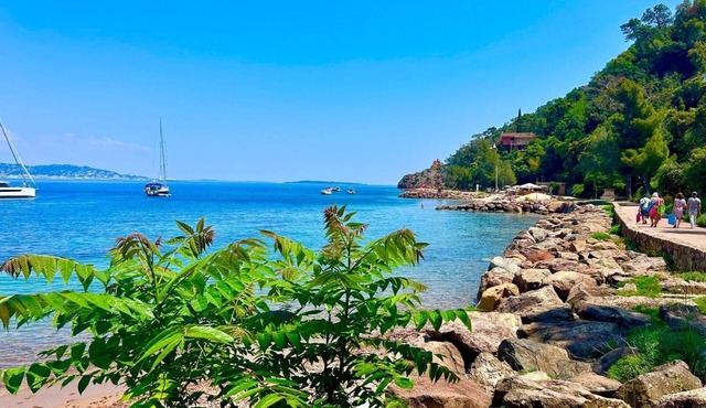 1 bed apt, shared pool, FREE wifi, in a small complex, mountain and sea views.