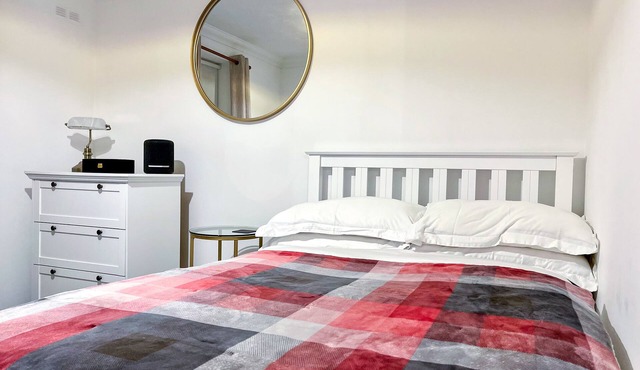 1-Bed Apt, Sleeps 2, 20 min walk to Centre