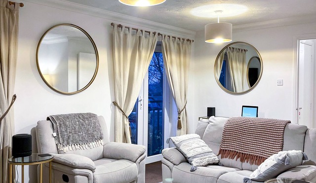 1-bed Apt, Sleeps 2, 20 min Walk to Centre