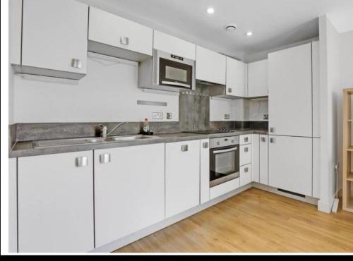 1-Bed Apt, Sleeps 4, Central to Transport & Shops