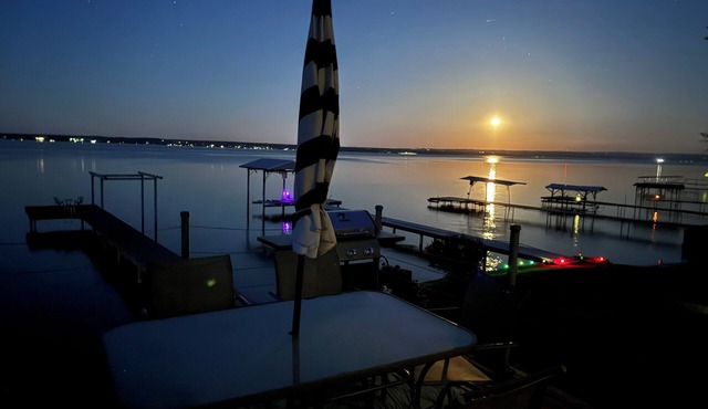 1 bed/ba lakeside cottage, large deck, west side of Seneca Lake. Pet Friendly!