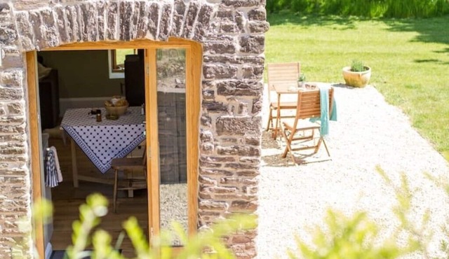 1 bed Barn, open living space , pet friendly, rural, with easy access from M4nnn