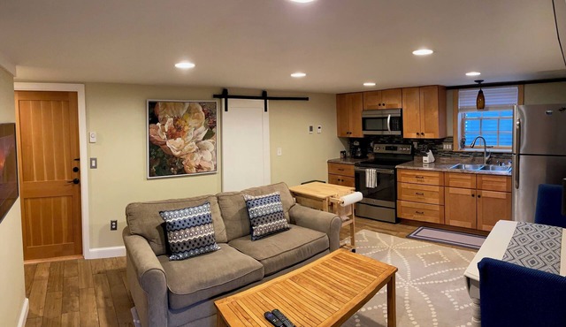 ✔️1 bed/bath unit with washer/dryer, & private entrance in a quiet neighborhood.