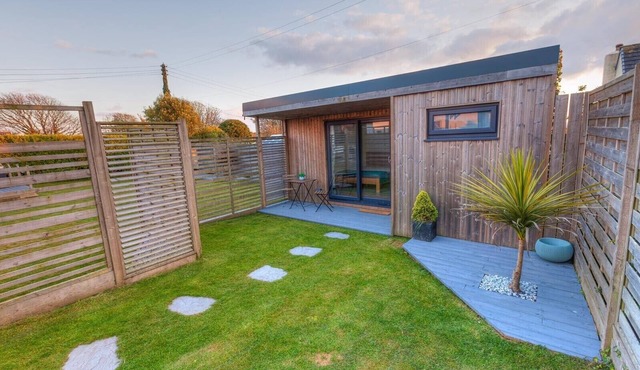 1 Bed Cabin. Parking. Private & secure Garden. Pets welcome. Nr to beaches/walks