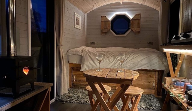 1 Bed Cabin - Sleeps 2 - HotTub - Parking - Garden