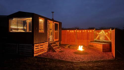 1 Bed Cabin - Sleeps 2 - Pets - Garden - Parking