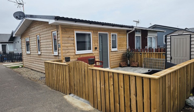 1 Bed Cabin - Sleeps 2 - Pets - 2 Min To Beach