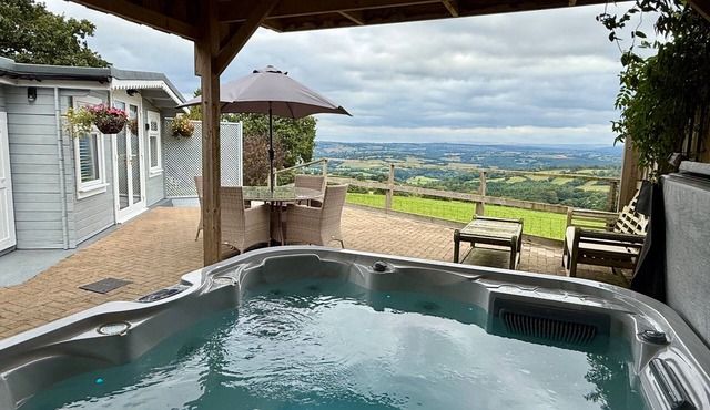 1 Bed Cabin-Sleeps 2, Hot Tub, Garden, Pets, Views