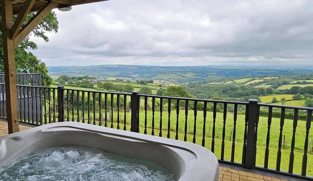 1 Bed Cabin-Sleeps 2, Hot Tub, Garden, Views, Pets