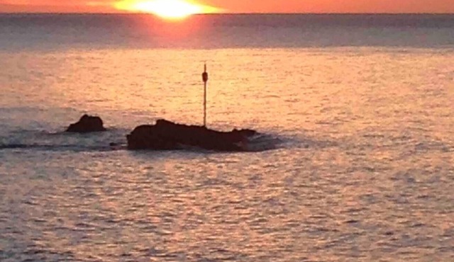 1-Bed Coastal Retreat - Sleeps 2, Parking & Wifi