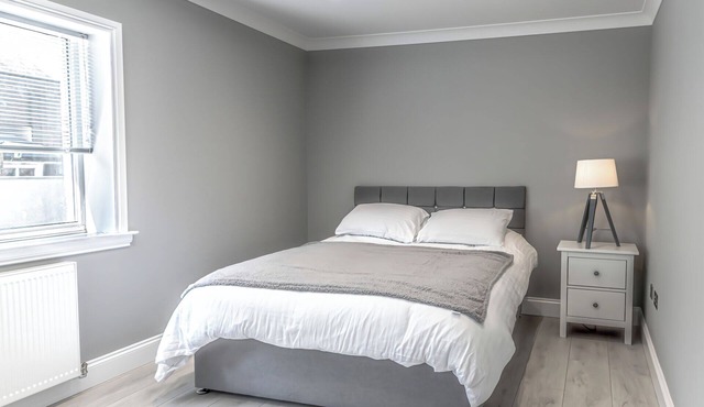 1 Bed Cottage-Sleeps 2-Parking-Pets-Hot Tub