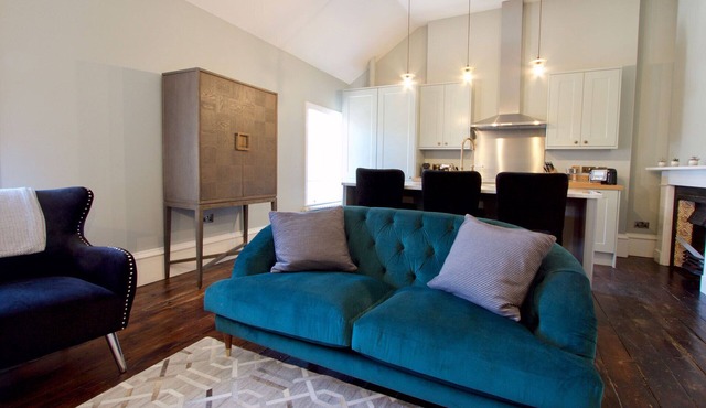 1 Bed Designer Apartment - Ensuite with Shower