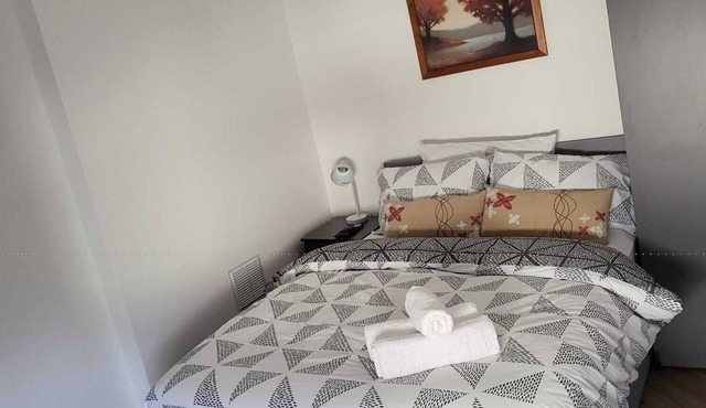 1 Bed Flat - Sleeps 2 - Parking - Wifi