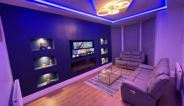 1 Bed Flat - Sleeps 2 - Hot Tub - Parking - Wifi