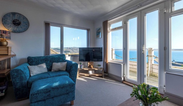 1 Bed Flat - Sleeps 2 - Pets - Balcony - Parking