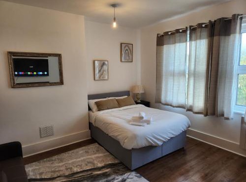 1 Bed Flat - Sleeps 3 - Parking - Wifi