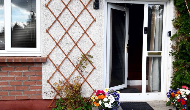 1 Bed Flat - Sleeps 4 - Garden - Parking - Wifi