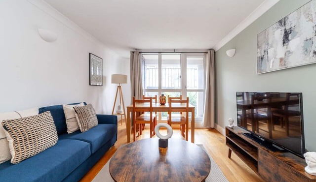 1 Bed Flat with Balcony in Dalston