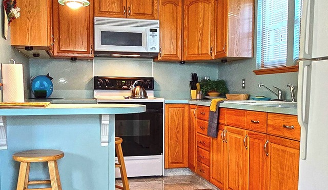 1-Bed Furnished Apartment, close to Fenton, Michigan. Pets welcome. 1-car Garage