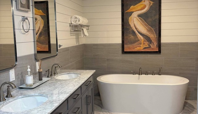 1 bed ground level apt, beautiful marina views, w/pool & hot tub access