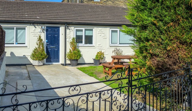 1 Bed House - Sleeps 2 - Parking - Wifi