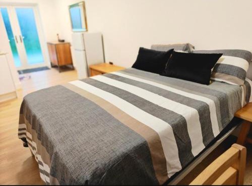 1 Bed House - Sleeps 2 - Garden Wifi Parking