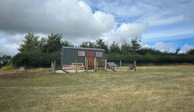 1 Bed Hut - Sleeps 2 - Parking - Smoking