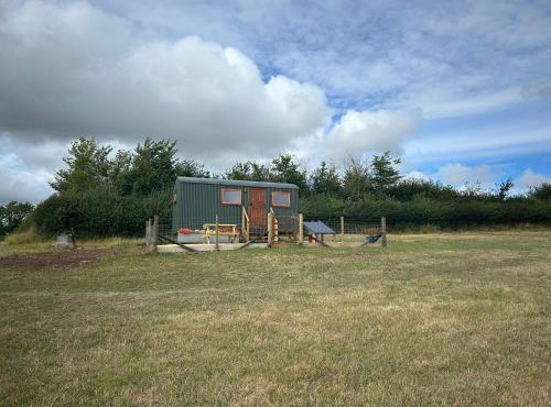 1 Bed Hut - Sleeps 2 - Parking - Smoking