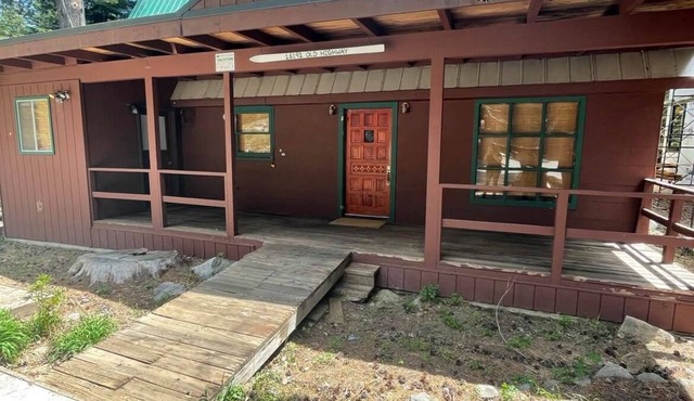 1 bed + kids room, 2 bath, sleeps 4 adults. West End of Donner Lake DLR#105