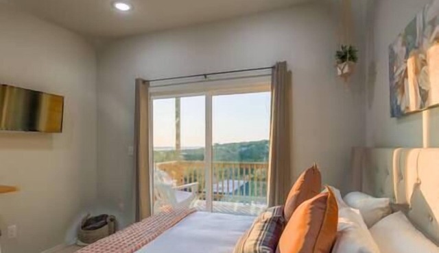 1 Bed | Private Waterfront Tiny Home on Canyon Lake | 1B, Private Waterfront Tiny Home on Canyon Lak