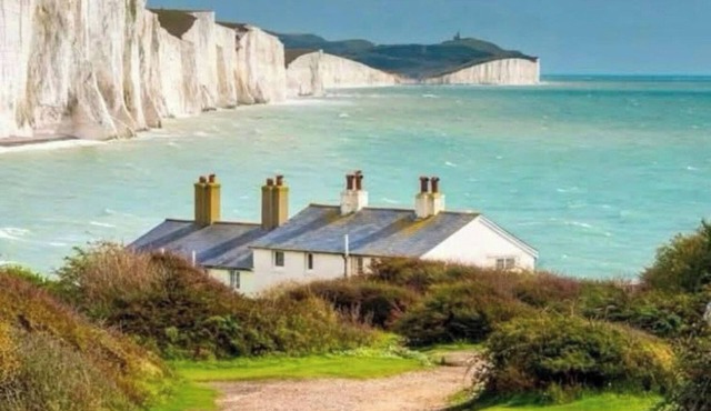 1-Bed Seaside Retreat - Sleeps 2, Parking & Garden