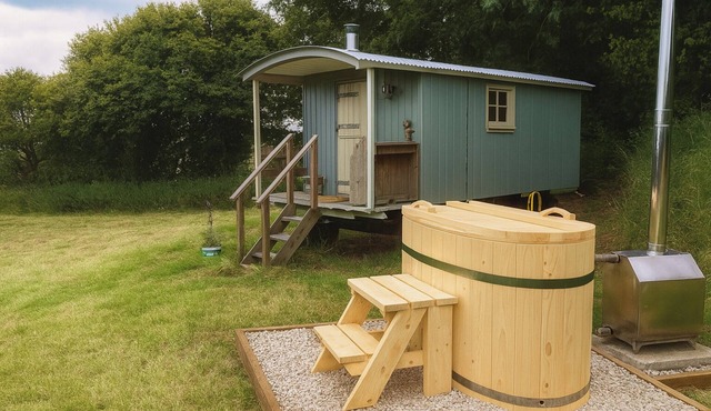 1 Bed Shepherds Hut - Sleeps 2 -Wood Fired Hot Tub