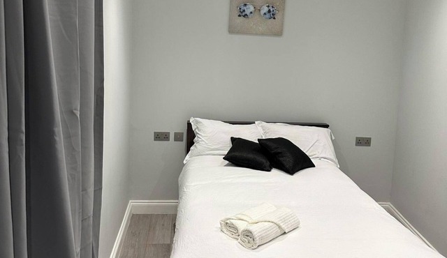 1-Bed - Sleeps 2 - Acton Park & Stn Close