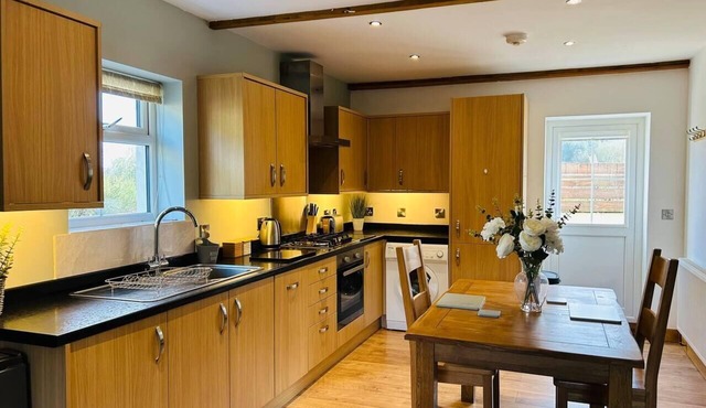 1 Bed, Sleeps 2, Parking, Pets Allowed