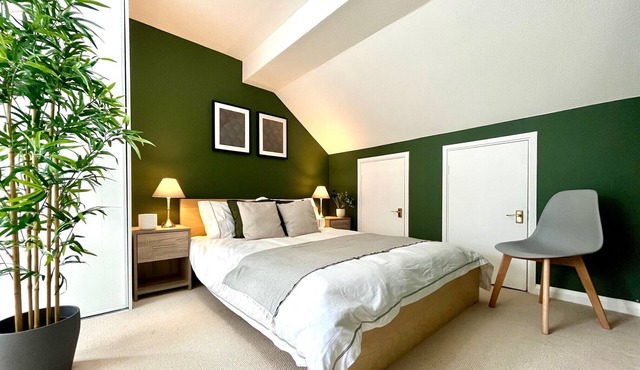 1 Bed - Sleeps 4 - Parking - 15 mins Gatwick