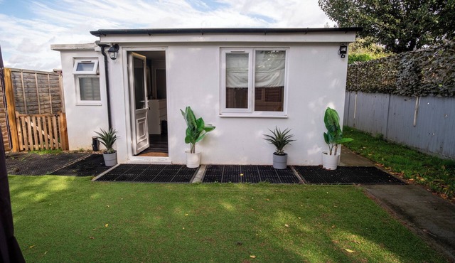 1 Bed-Sleeps 4-Private Garden-Free Parking