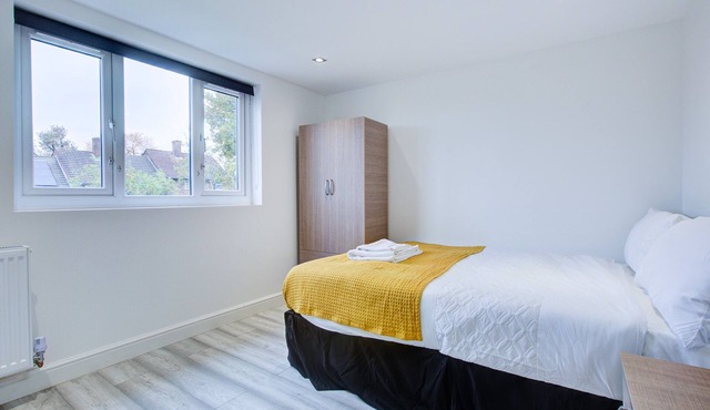 1 bed-Sleeps -Elizabeth Line-Free Parking