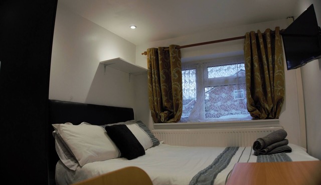 1 bed Studio - Sleeps 2 - Free Parking