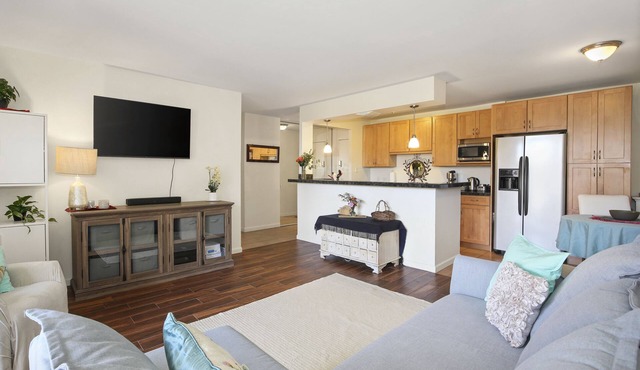 1 BED-Sunny Apt-Denver- Pool, gym, sauna, Walk to dining, shops, hospitals;