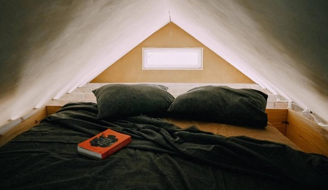 1 Bed Tiny House Sleeps 2 -Hot Tub -Coal Fireplace